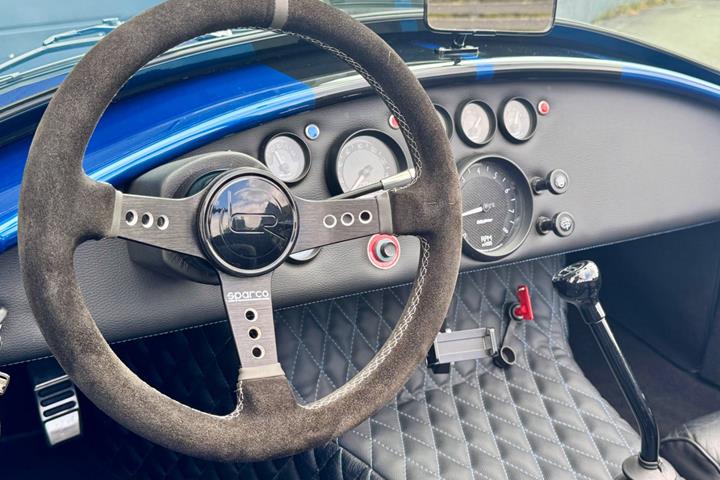 Blå AC Cobra fra 2018 set indefra