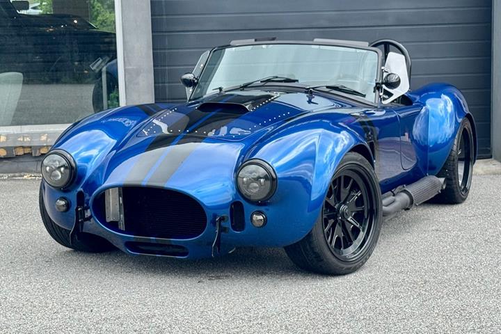 Blå AC Cobra fra 2018 set udefra