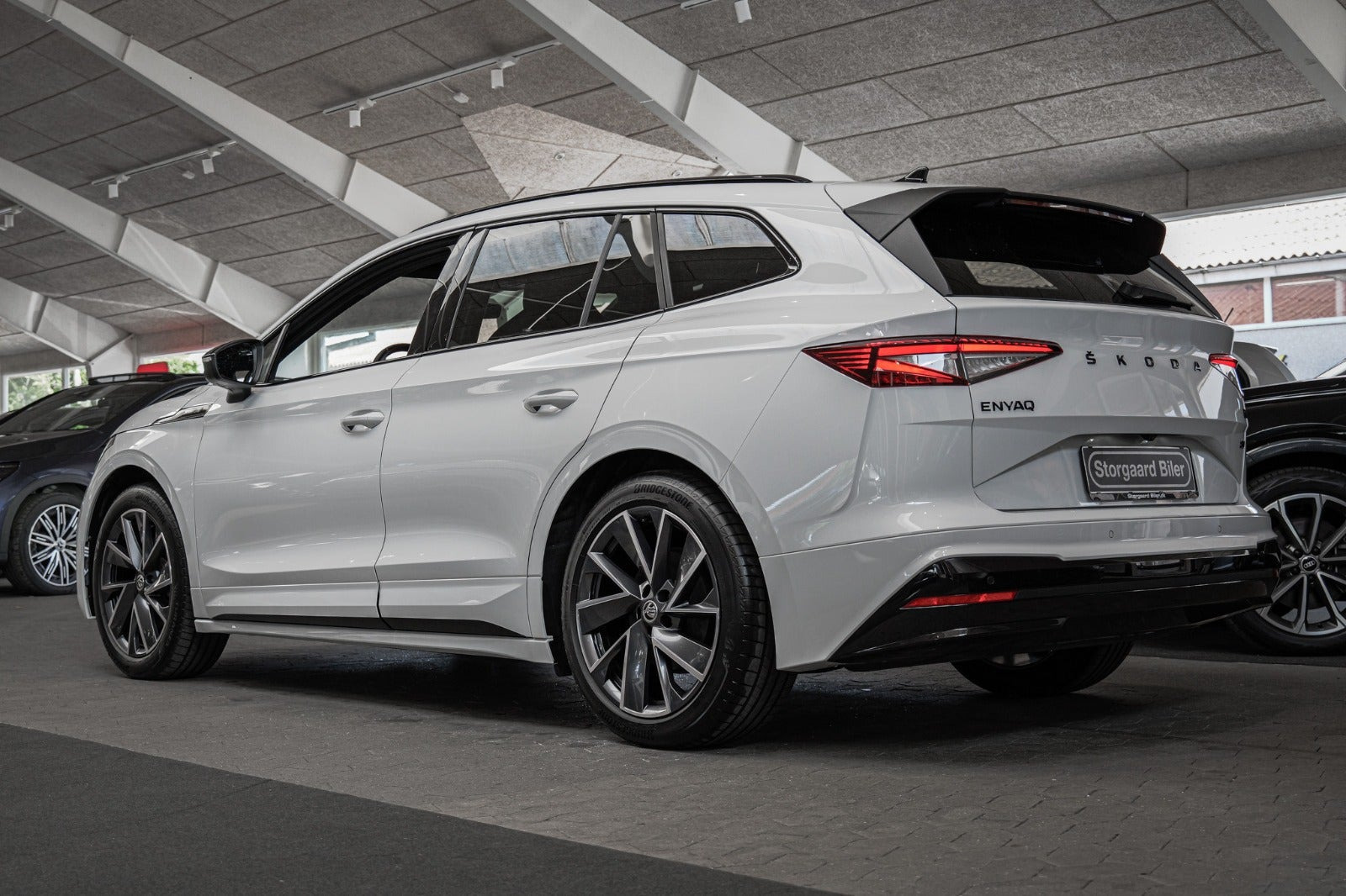 Hvid Skoda Enyaq fra 2023