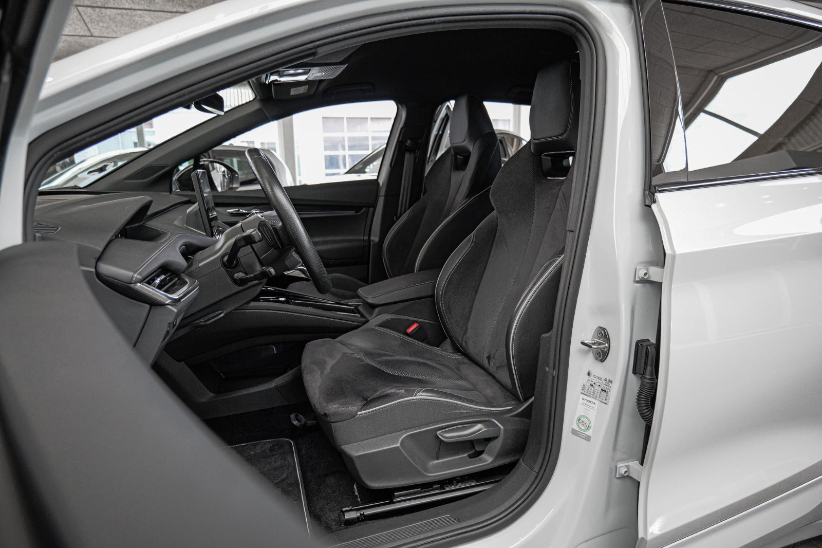 Hvid Skoda Enyaq fra 2023