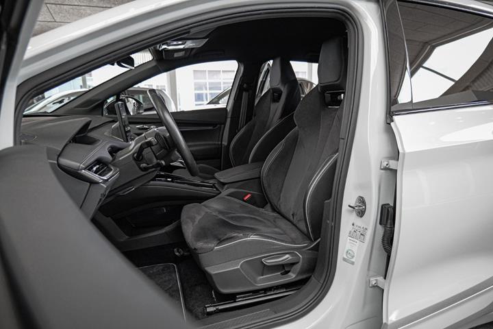 Hvid Skoda Enyaq fra 2023