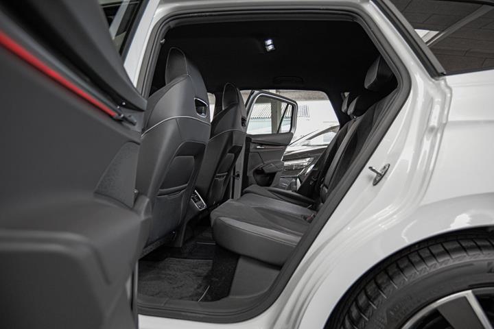 Hvid Skoda Enyaq fra 2023