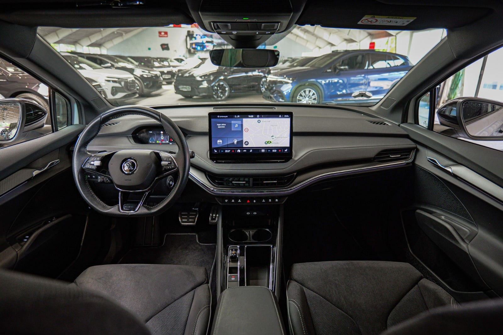 Hvid Skoda Enyaq fra 2023