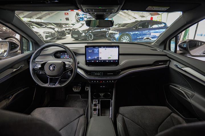 Hvid Skoda Enyaq fra 2023