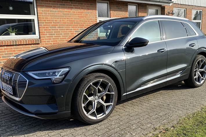 Grå Audi e-tron fra 2019