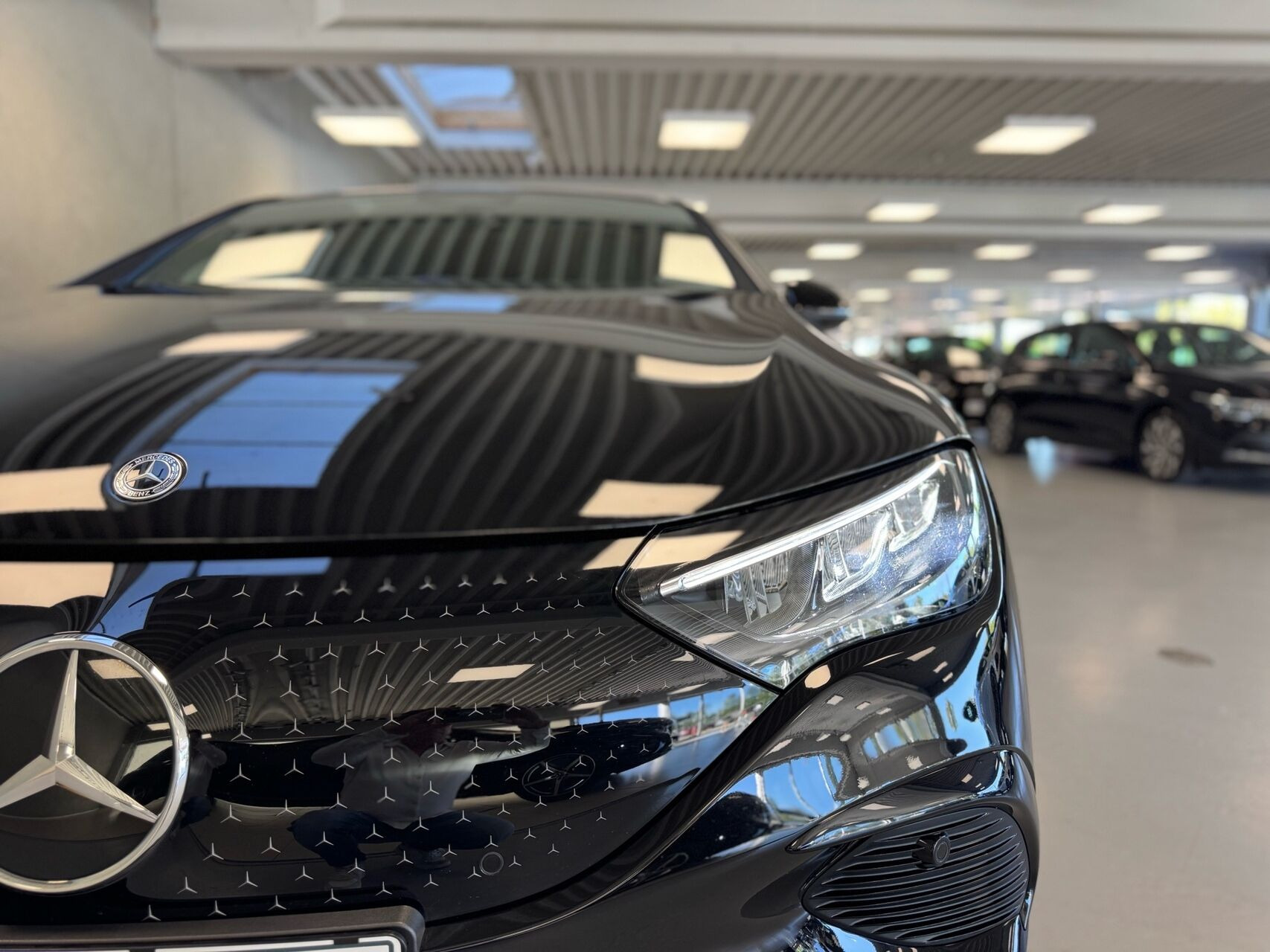 Sort Mercedes EQE 300 fra 2025