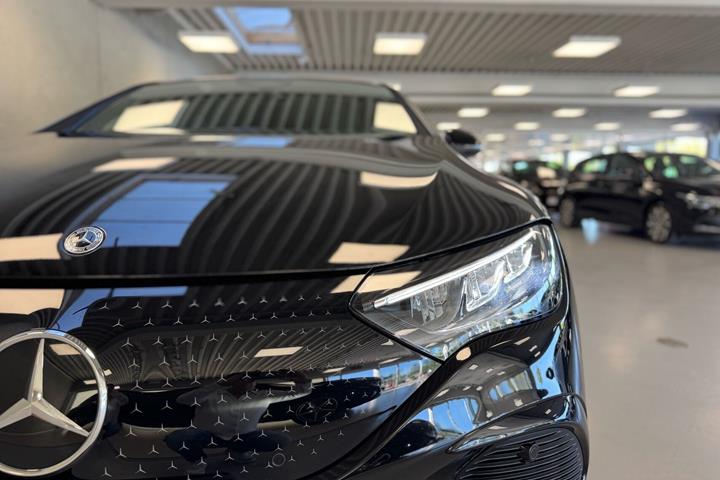 Sort Mercedes EQE 300 fra 2025