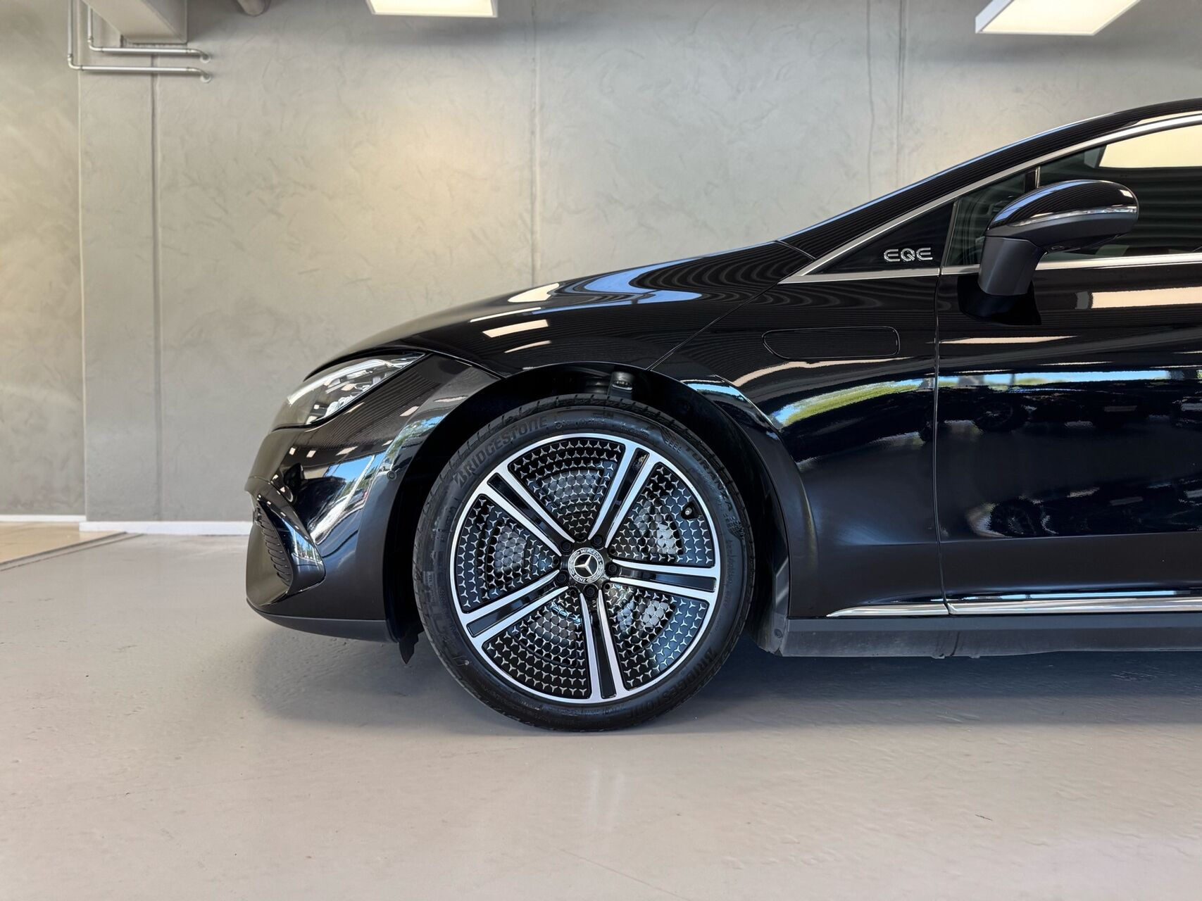 Sort Mercedes EQE 300 fra 2025
