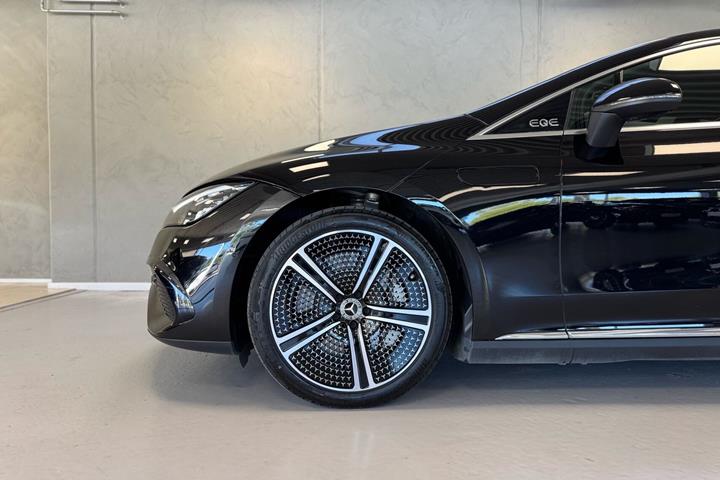 Sort Mercedes EQE 300 fra 2025