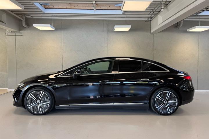 Sort Mercedes EQE 300 fra 2025