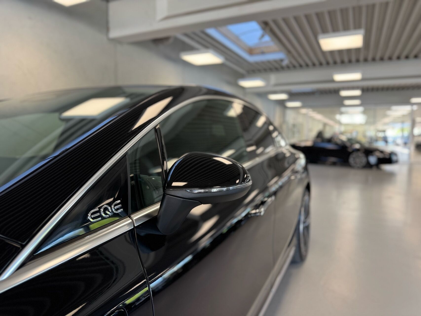 Sort Mercedes EQE 300 fra 2025