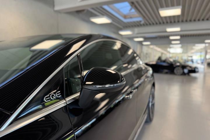 Sort Mercedes EQE 300 fra 2025