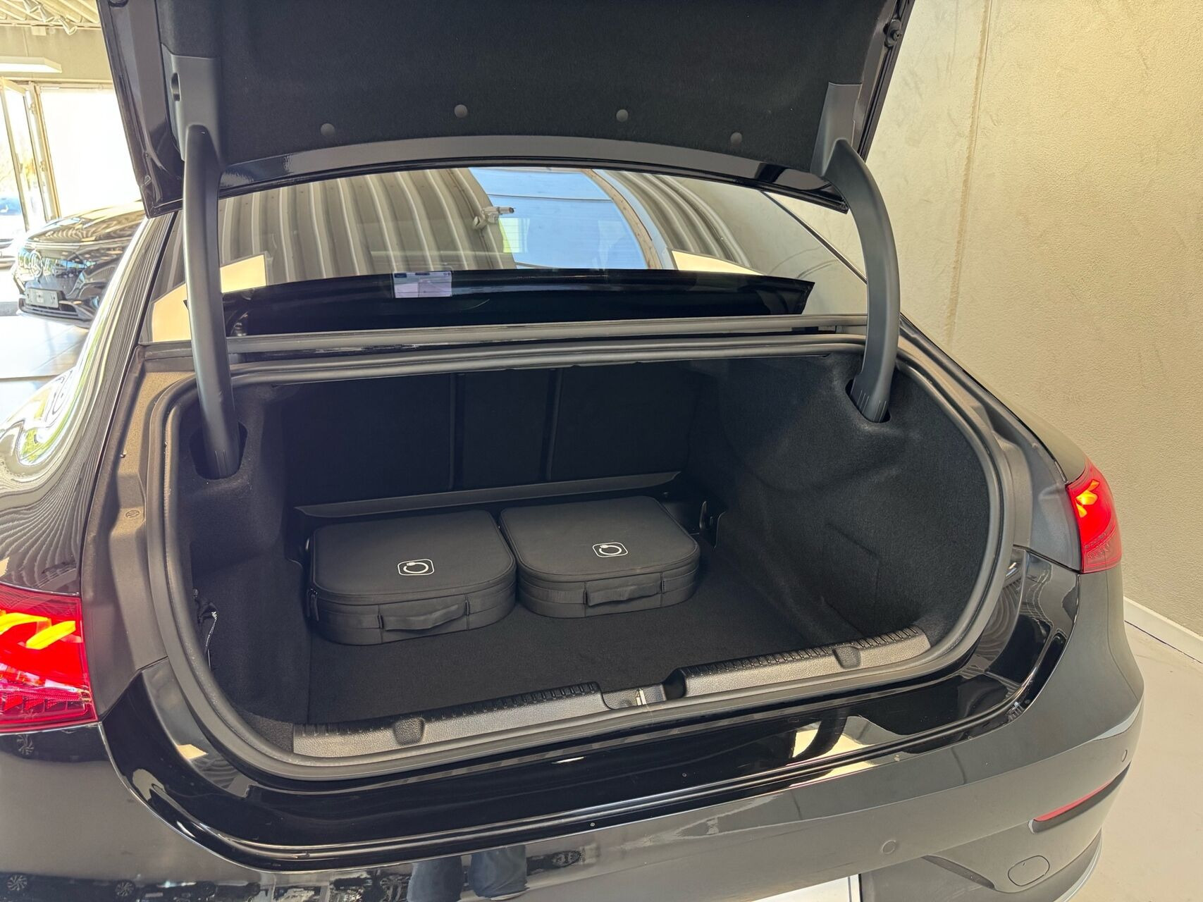 Sort Mercedes EQE 300 fra 2025
