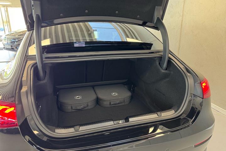 Sort Mercedes EQE 300 fra 2025
