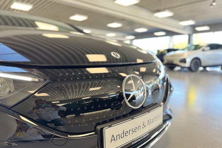 Sort Mercedes EQE 300 fra 2025