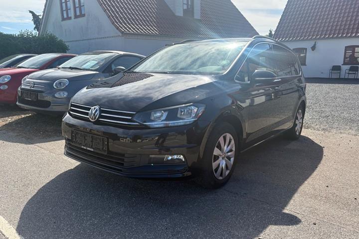 Sort VW Touran fra 2019 set udefra