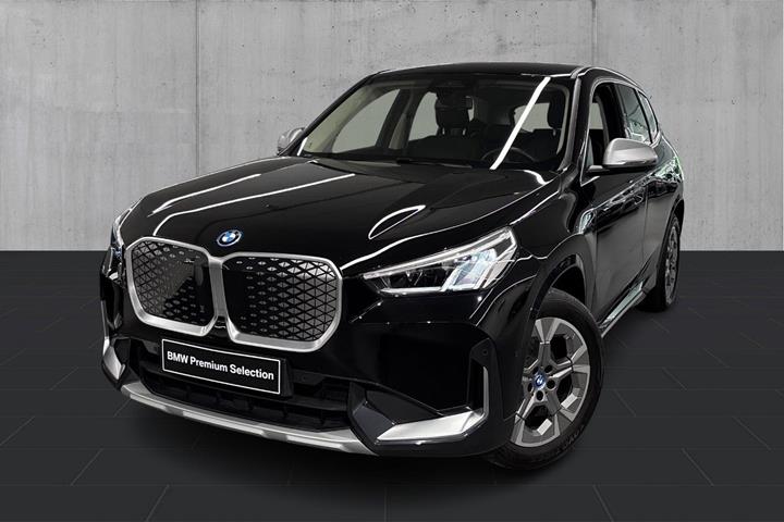Sort BMW iX1 fra 2024 set udefra