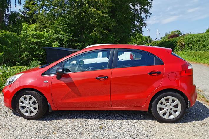 Rød Kia Rio fra 2013