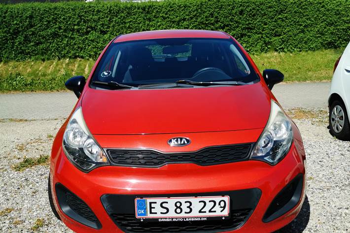 Rød Kia Rio fra 2013