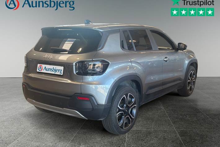 Sølv Jeep Avenger fra 2025