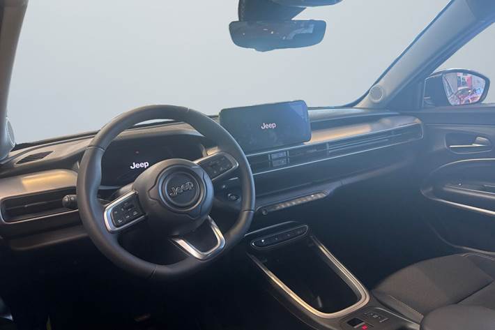 Sølv Jeep Avenger fra 2025