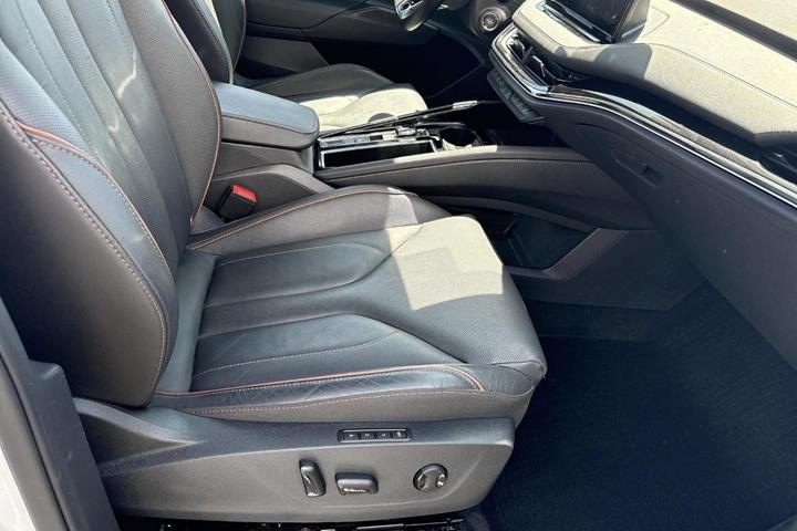 Hvid Skoda Enyaq fra 2021
