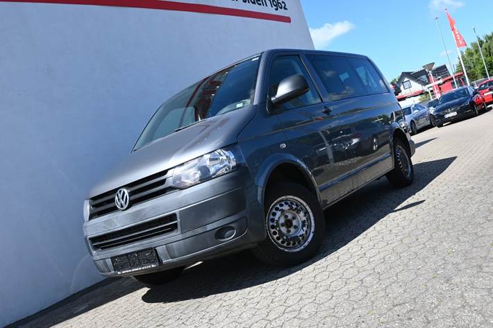 Grå VW Caravelle fra 2014