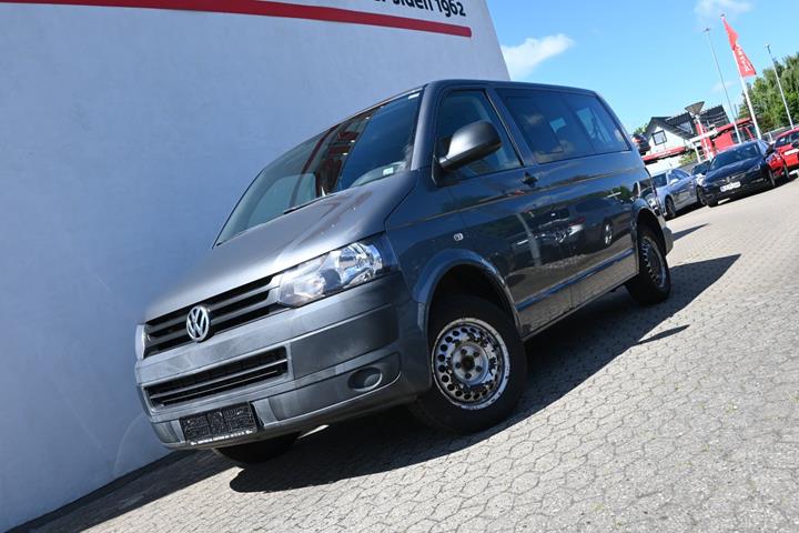 Grå VW Caravelle fra 2014 set udefra