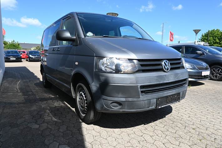 Grå VW Caravelle fra 2014