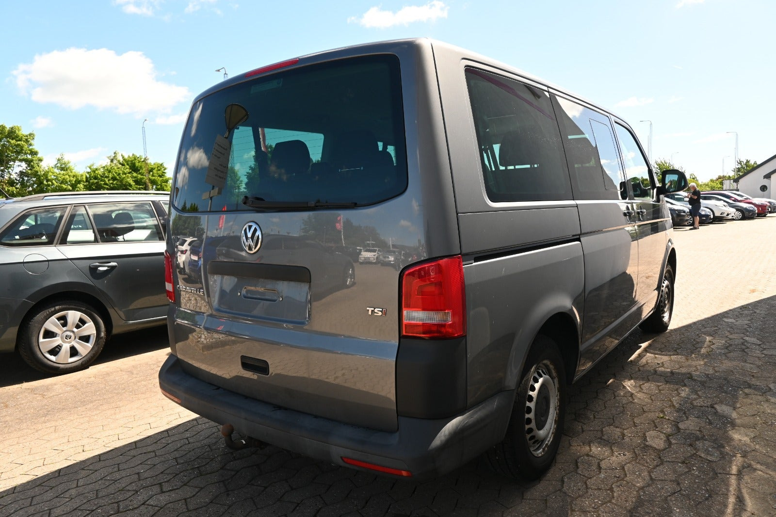 Grå VW Caravelle fra 2014