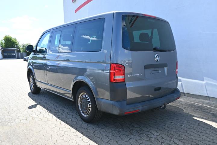 Grå VW Caravelle fra 2014
