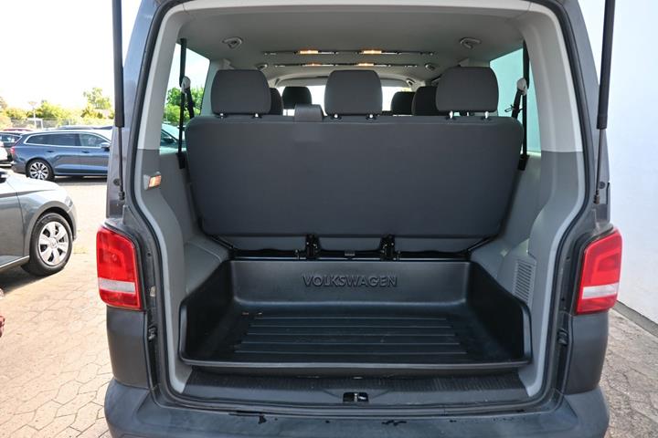 Grå VW Caravelle fra 2014