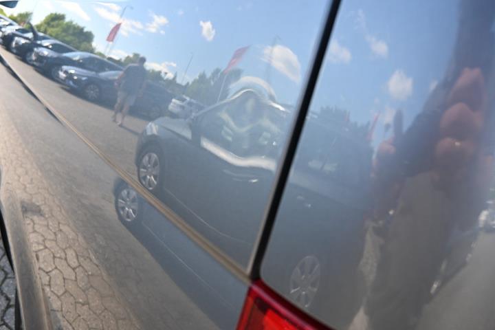 Grå VW Caravelle fra 2014