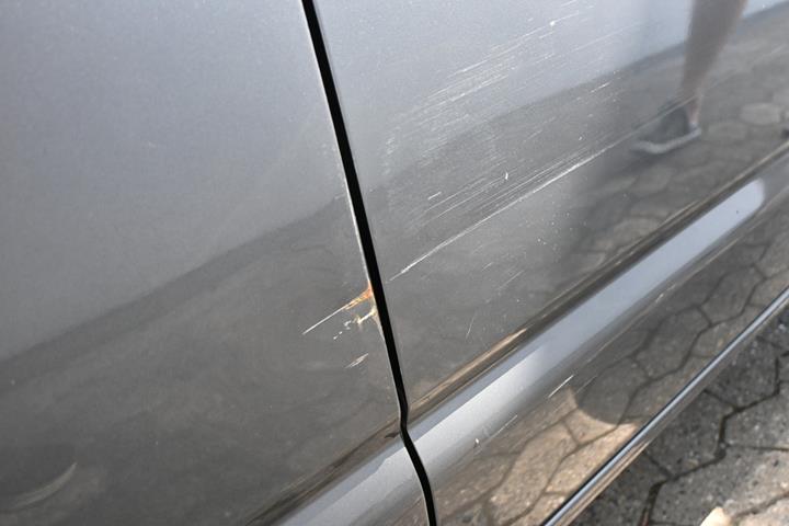 Grå VW Caravelle fra 2014