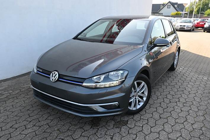 Grå VW Golf VII fra 2019