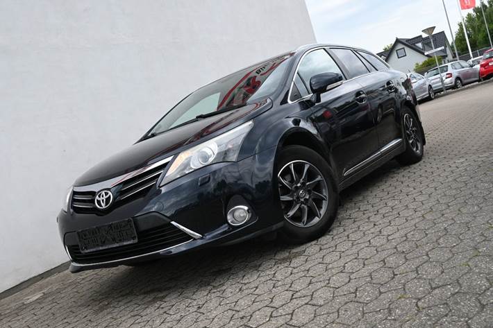 Blå Toyota Avensis fra 2012