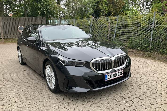 Grå BMW i5 fra 2025 set udefra
