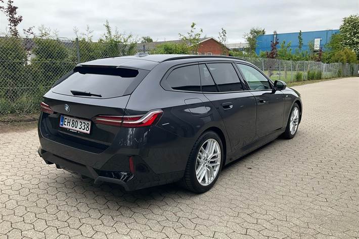 Grå BMW i5 fra 2025