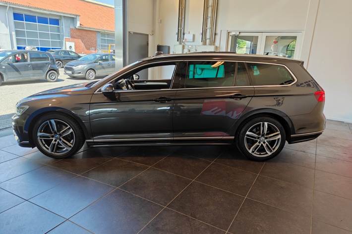 Grå VW Passat fra 2019