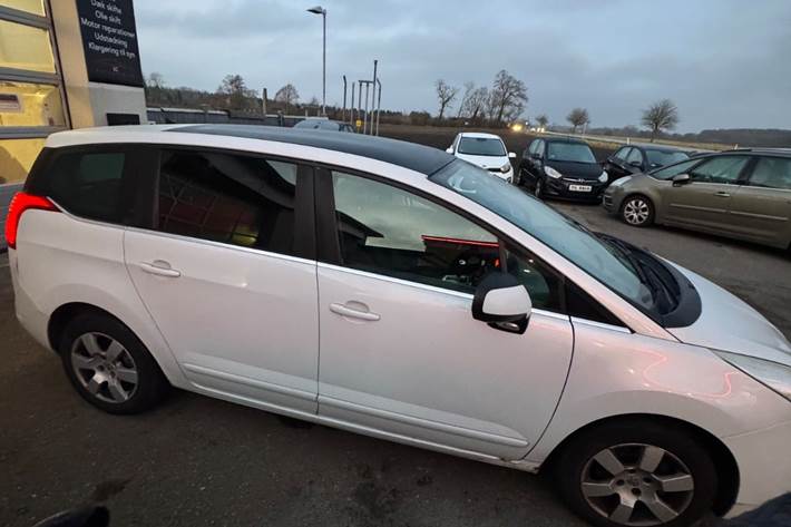 Hvid Peugeot 5008 fra 2011