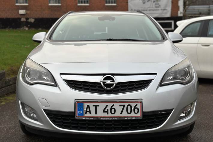 Grå Opel Astra fra 2011