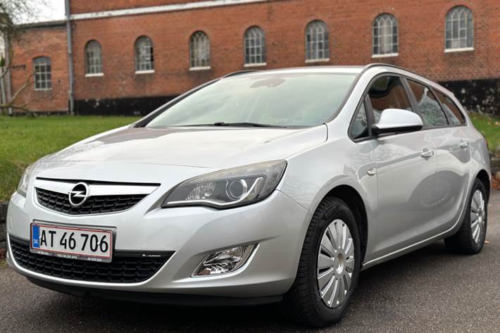 Grå Opel Astra fra 2011