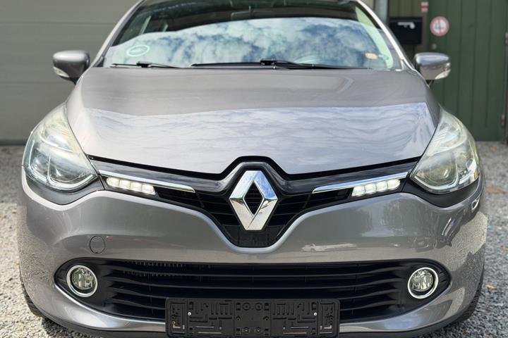 Grå Renault Clio IV fra 2015