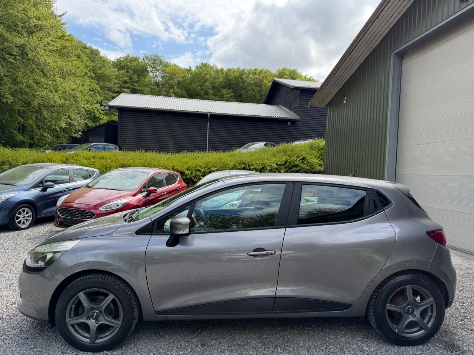Grå Renault Clio IV fra 2015