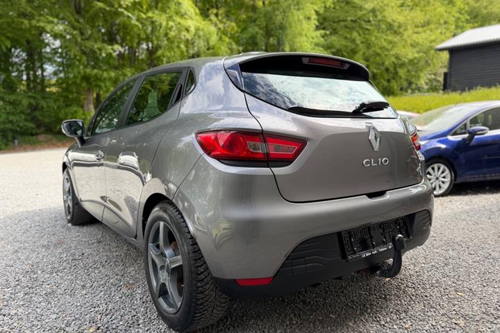 Grå Renault Clio IV fra 2015