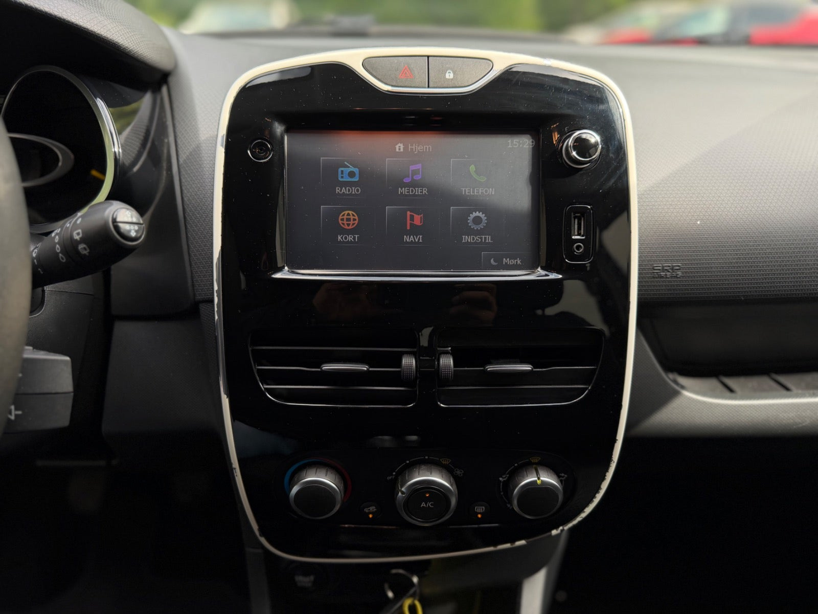 Grå Renault Clio IV fra 2015