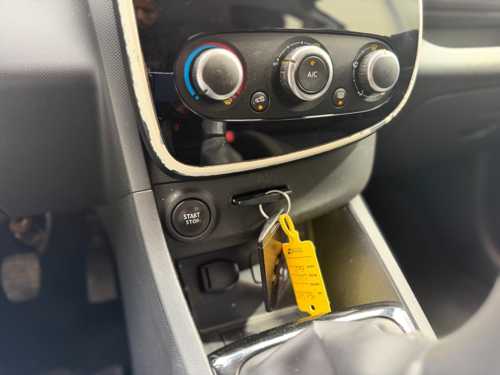 Grå Renault Clio IV fra 2015
