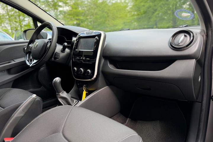 Grå Renault Clio IV fra 2015