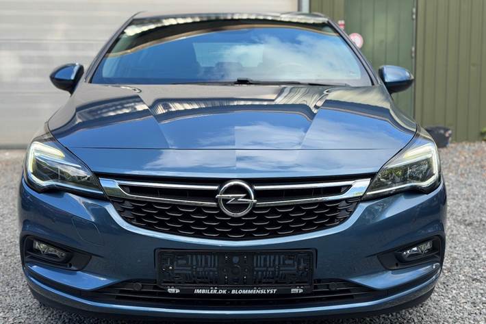 Blå Opel Astra fra 2016