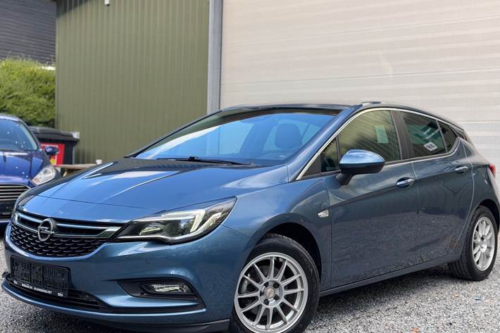 Blå Opel Astra fra 2016